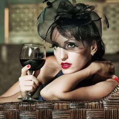 丝巾如何包装红酒礼物