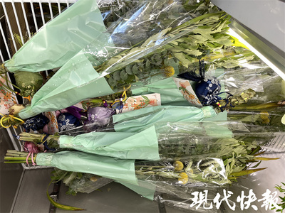 怎么用一张纸包装花束