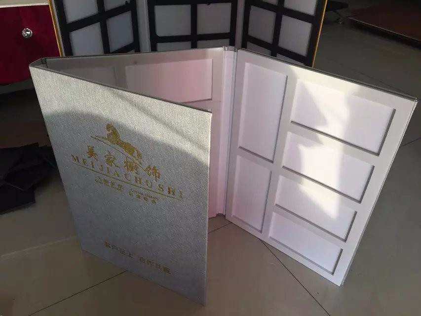 贴附在钢门上的包装条
