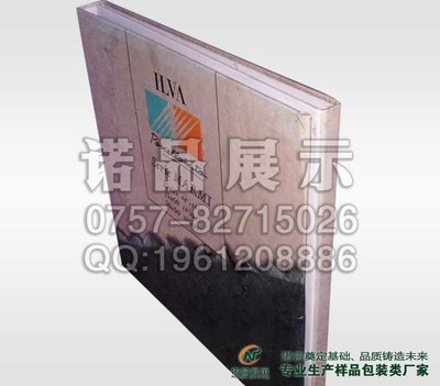 贴附在钢门上的包装条