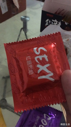 红唇烈焰像避孕套包装